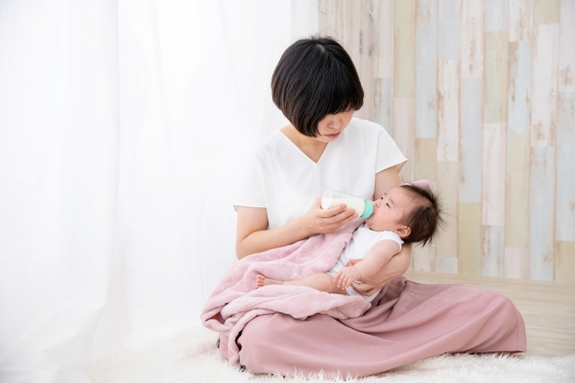 赤ちゃんにミルクを与える女性